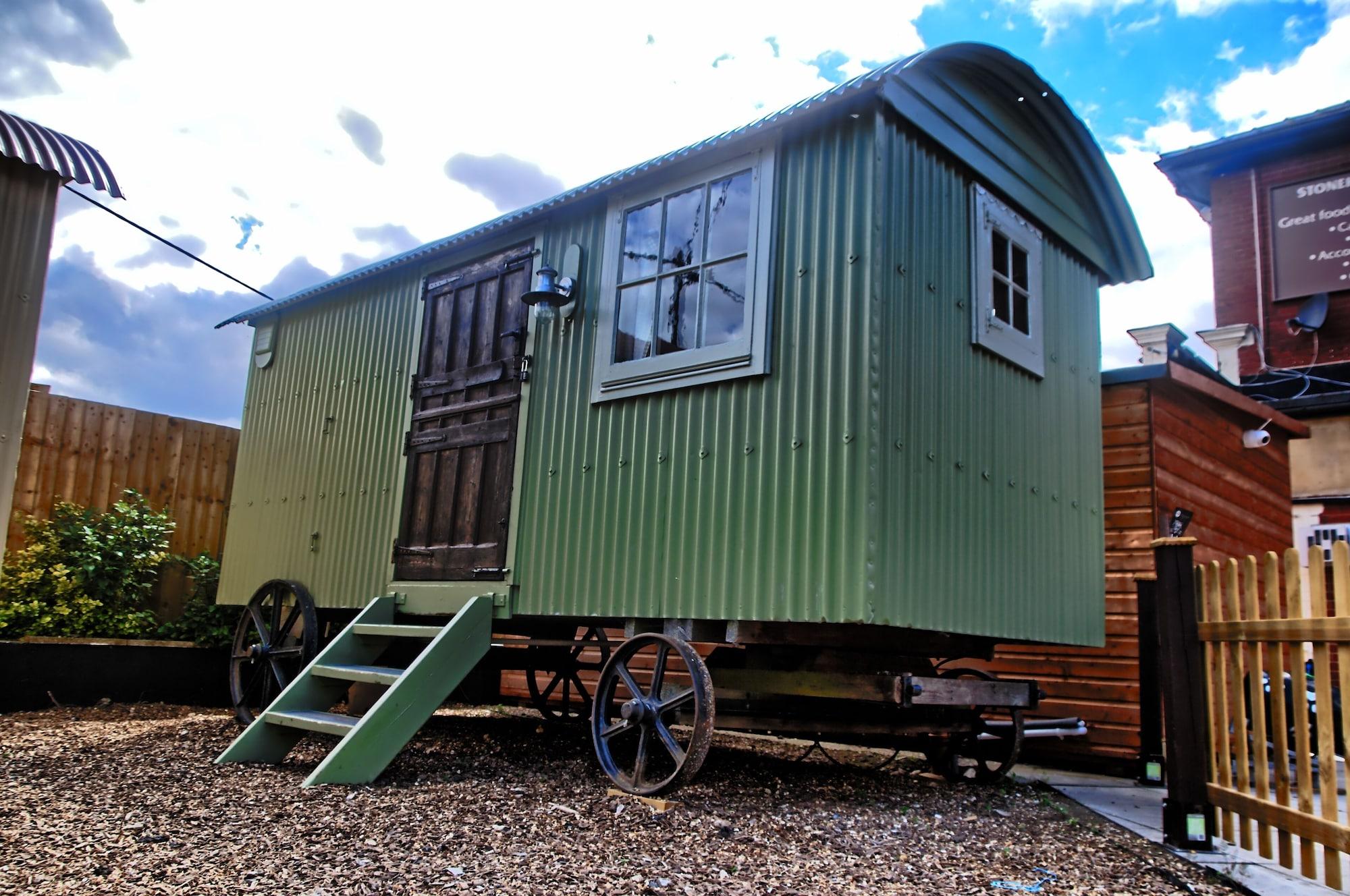 Stonehenge Inn & Shepherd'S Huts Bulford Exteriör bild