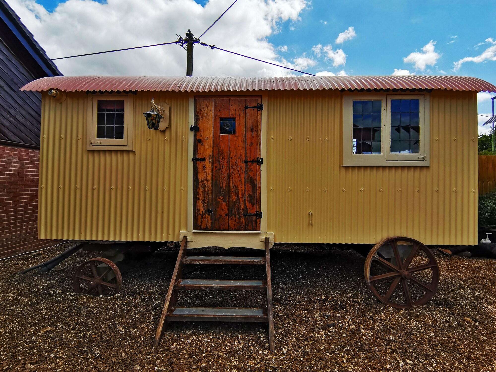 Stonehenge Inn & Shepherd'S Huts Bulford Exteriör bild