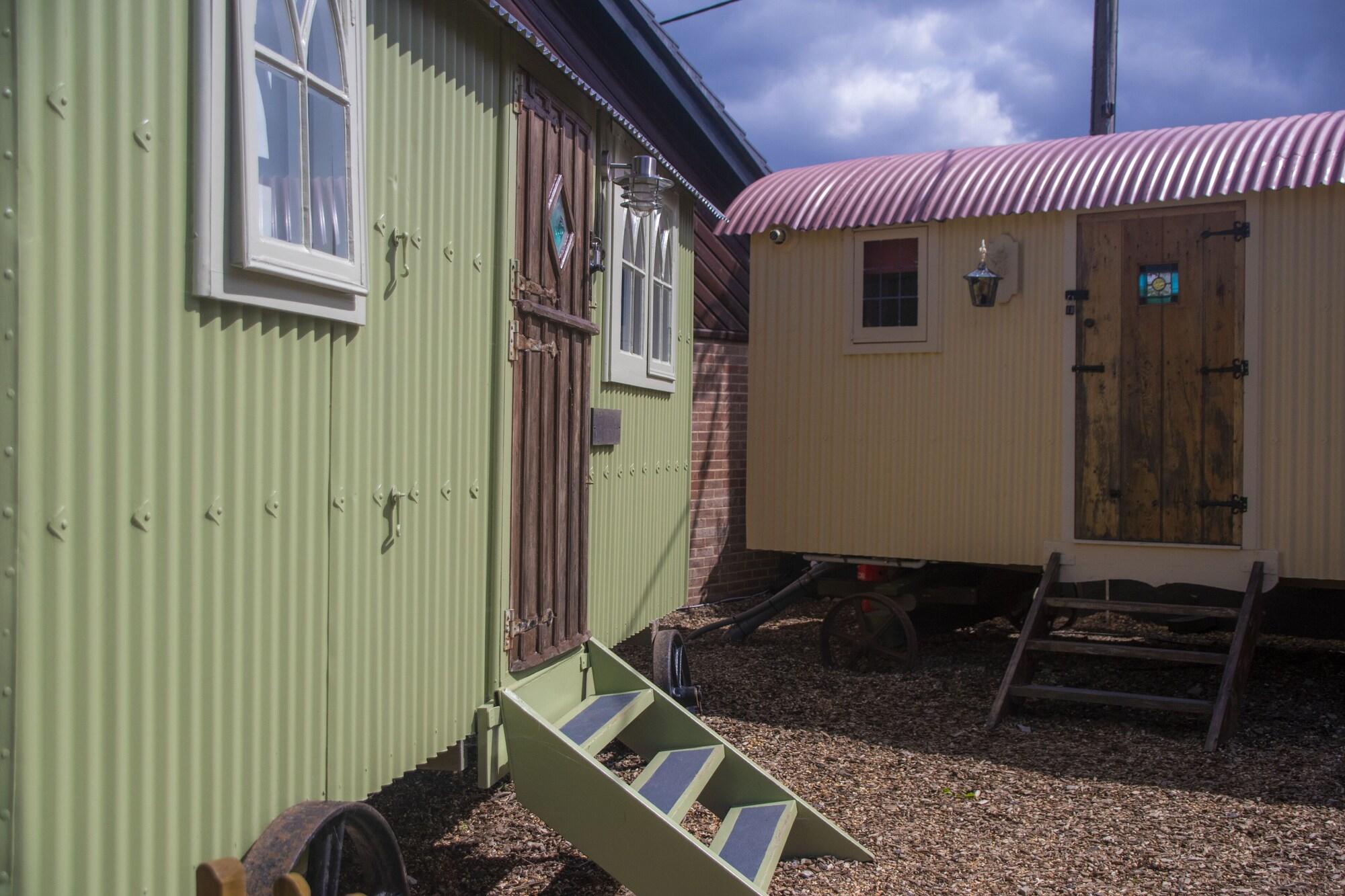 Stonehenge Inn & Shepherd'S Huts Bulford Exteriör bild