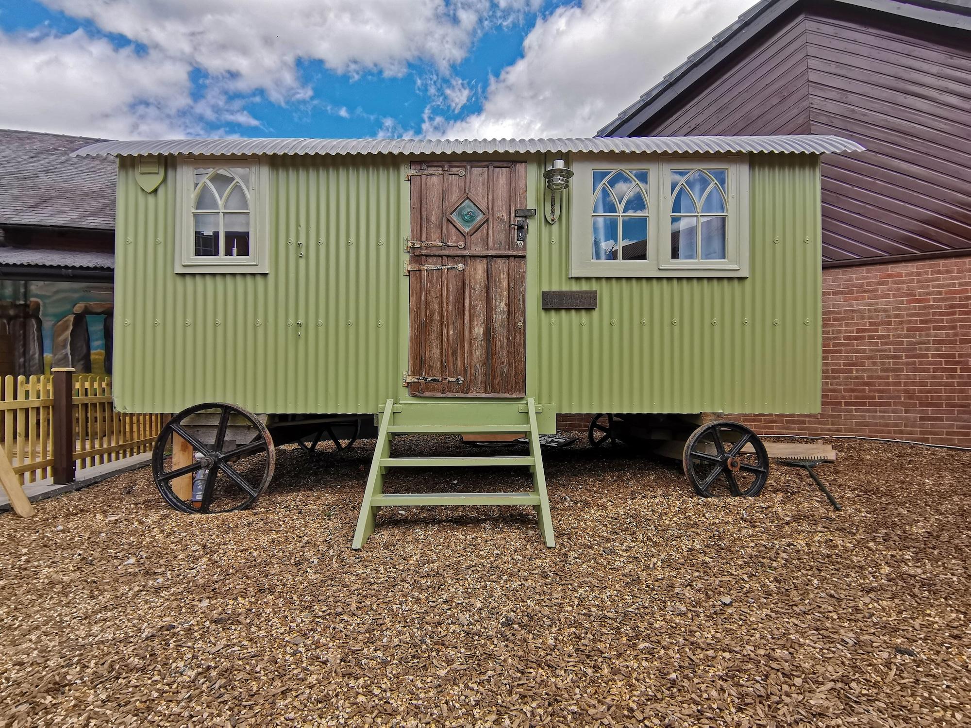 Stonehenge Inn & Shepherd'S Huts Bulford Exteriör bild