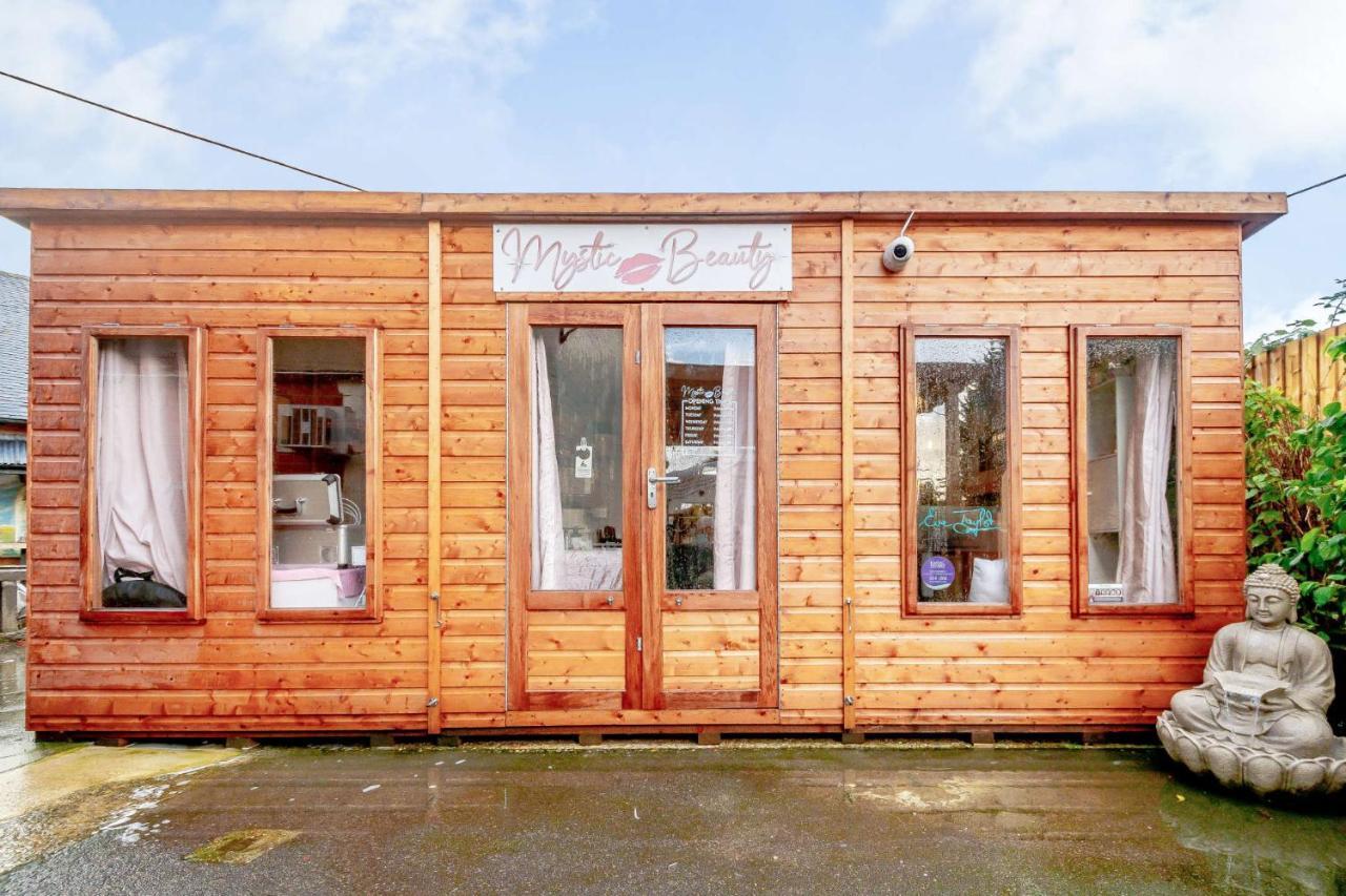 Stonehenge Inn & Shepherd'S Huts Bulford Exteriör bild